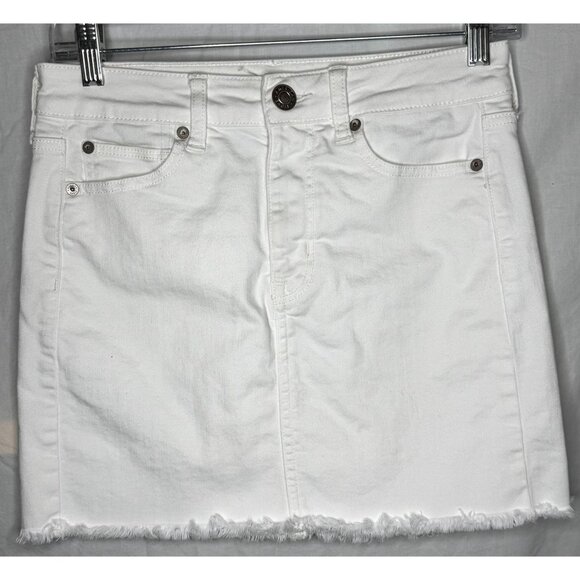 American Eagle White Denim Mini Skirt Frayed Hem Super Stretch Size 4 Regular - Picture 1 of 6